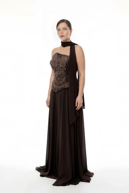 فستان سهرة بني اللون من الشيفون بدون حمالات مزين باللؤلؤ البني، بمقاسات كبيرة