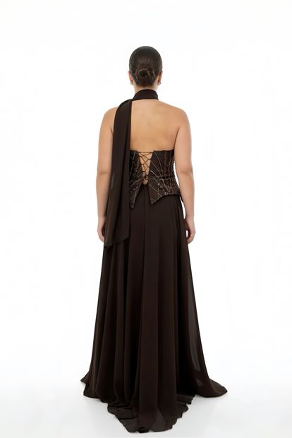 فستان سهرة بني اللون من الشيفون بدون حمالات مزين باللؤلؤ البني، بمقاسات كبيرة