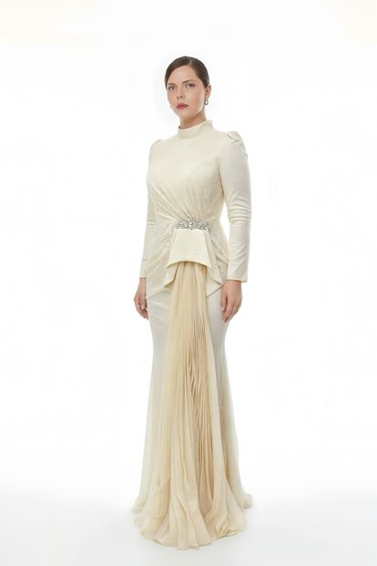 فستان سهرة بمقاسات كبيرة مزين بالدانتيل الذهبي المطوي 