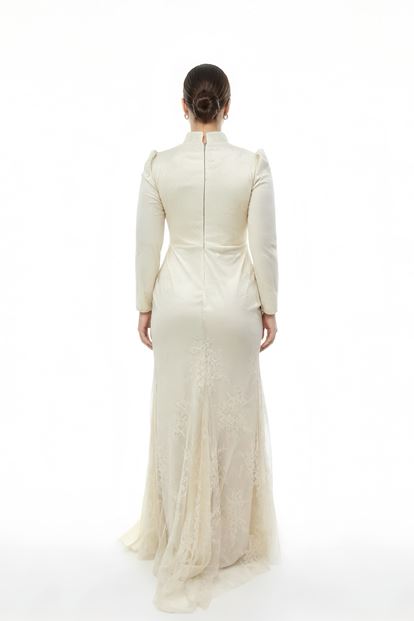 فستان سهرة بمقاسات كبيرة مزين بالدانتيل الذهبي المطوي 