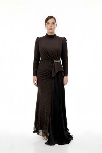 Abendkleid in großen Größen mit Falten und Spitzenverzierungen