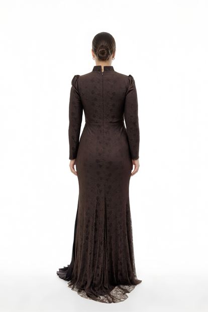 فستان سهرة بني بمقاسات كبيرة بتفاصيل مطوية وتطريزات من الدانتيل
