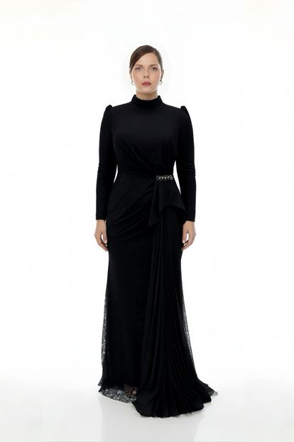 فستان سهرة أسود بمقاسات كبيرة بتفاصيل من الدانتيل المطوي