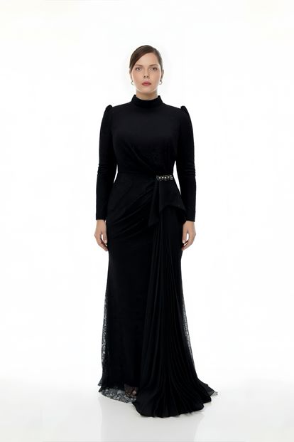 فستان سهرة أسود بمقاسات كبيرة بتفاصيل من الدانتيل المطوي