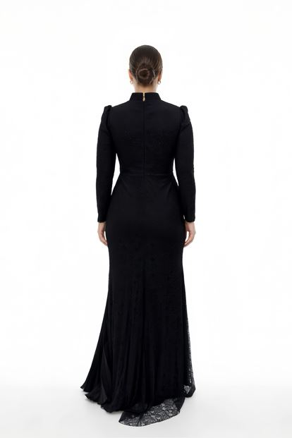 فستان سهرة أسود بمقاسات كبيرة بتفاصيل من الدانتيل المطوي