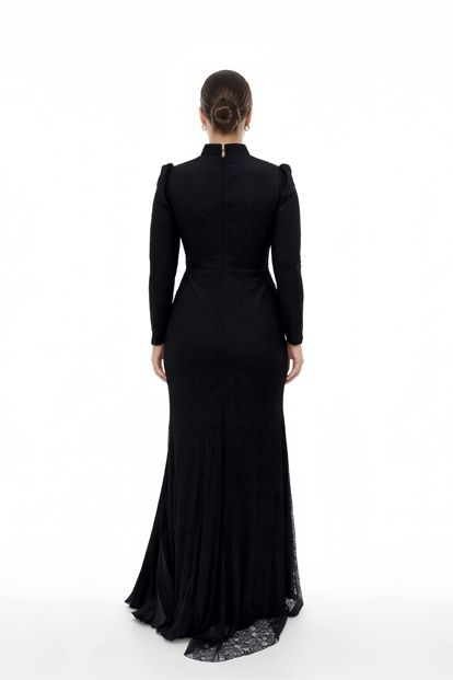 فستان سهرة أسود بمقاسات كبيرة بتفاصيل من الدانتيل المطوي
