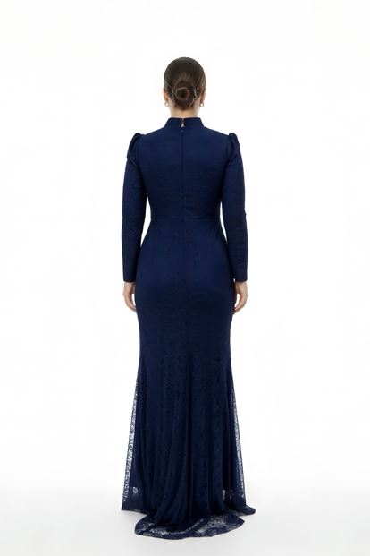 فستان سهرة أزرق داكن بمقاسات كبيرة مزين بتفاصيل دانتيل مطوية