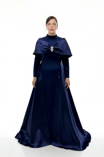 Abendkleid in Übergröße mit Neckholder und Cape