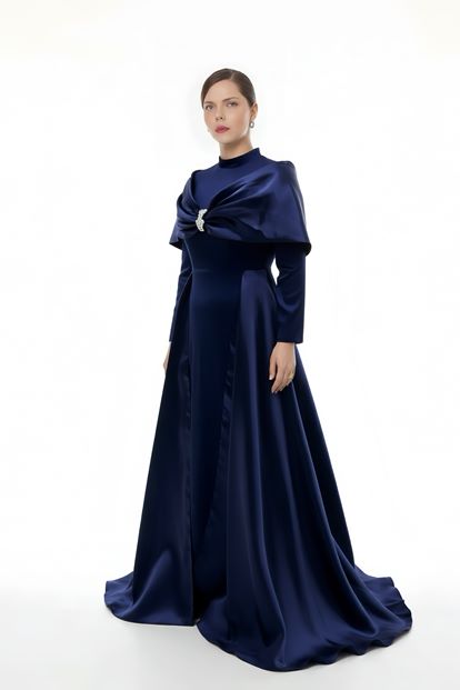 فستان سهرة بمقاسات كبيرة بياقة هالتر مع كاب