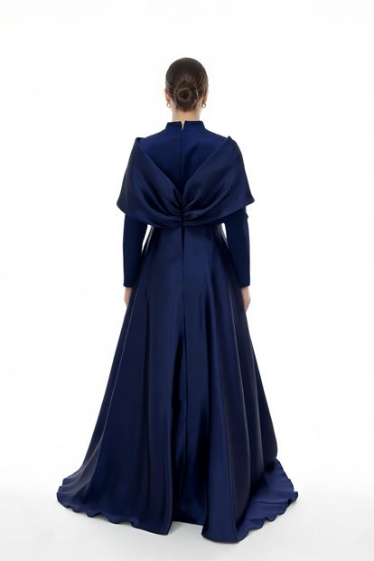 فستان سهرة بمقاسات كبيرة بياقة هالتر مع كاب