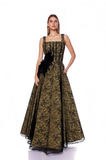 فستان سهرة أسود وذهبي مطرز بالزهور