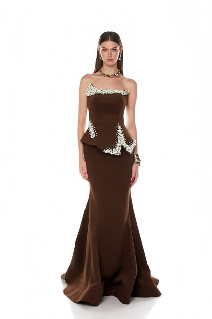 Braunes Abendkleid mit asymmetrischem Schößchen