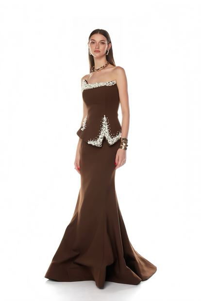 Braunes Abendkleid mit asymmetrischem Schößchen