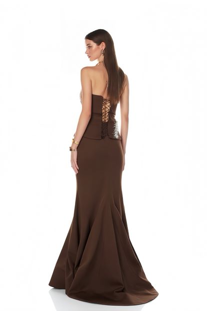 Braunes Abendkleid mit asymmetrischem Schößchen