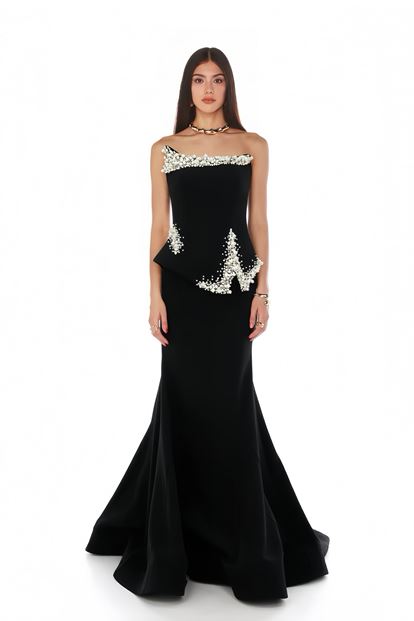 Schwarzes Abendkleid mit asymmetrischem Schößchen
