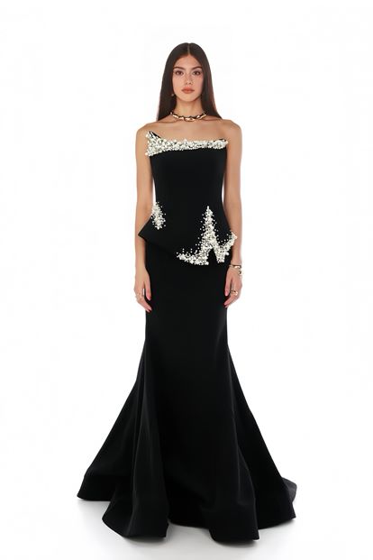 Schwarzes Abendkleid mit asymmetrischem Schößchen