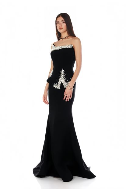 Schwarzes Abendkleid mit asymmetrischem Schößchen