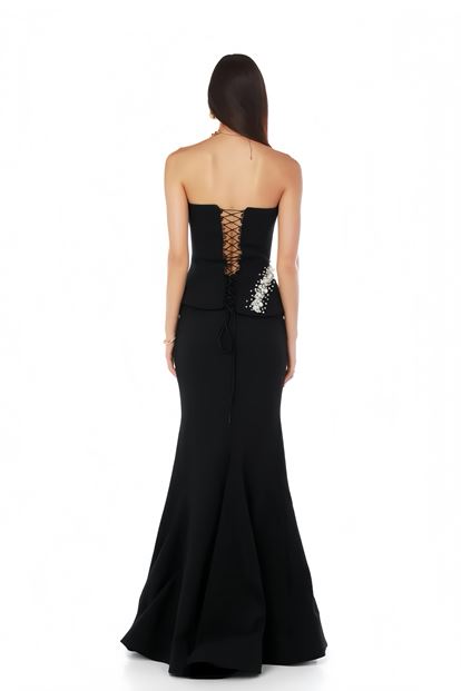 Schwarzes Abendkleid mit asymmetrischem Schößchen