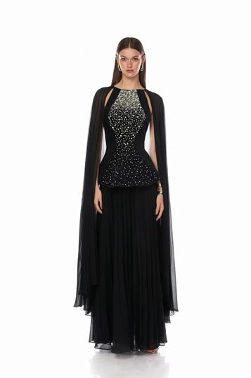 Vestido de noche negro plisado con detalle de capa