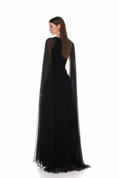 Siyah Pelerin Detaylı Pileli Abiye Elbise