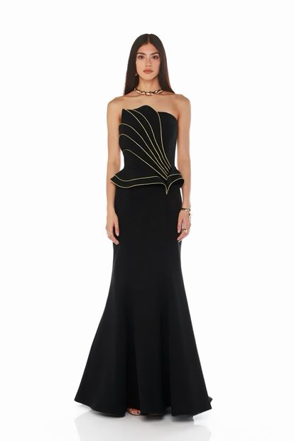 فستان سهرة أسود بتصميم بيبلوم مع خطوط ذهبية