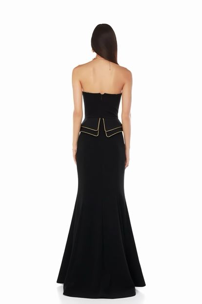 فستان سهرة أسود بتصميم بيبلوم مع خطوط ذهبية