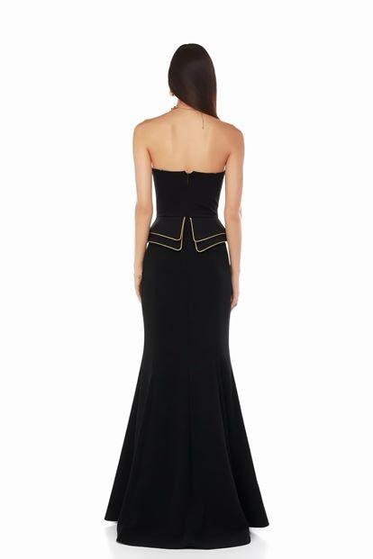 فستان سهرة أسود بتصميم بيبلوم مع خطوط ذهبية