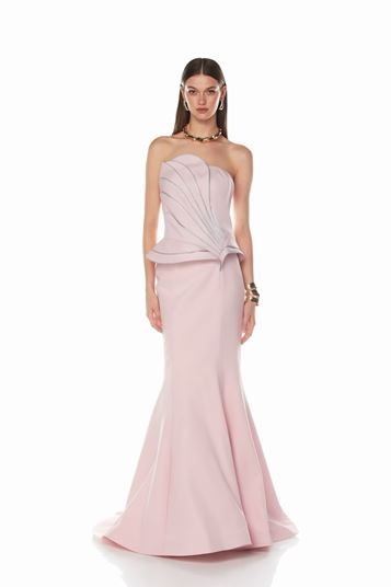 فستان سهرة وردي فاتح بتصميم بيبلوم مع خطوط ذهبية