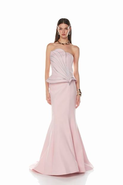 فستان سهرة وردي فاتح بتصميم بيبلوم مع خطوط ذهبية