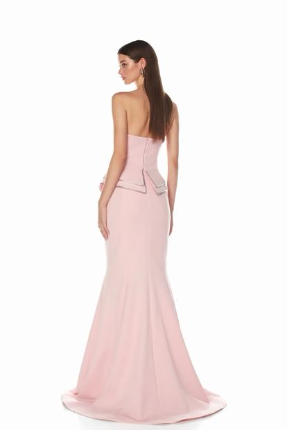 فستان سهرة وردي فاتح بتصميم بيبلوم مع خطوط ذهبية