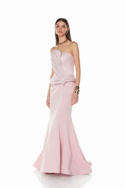 فستان سهرة وردي فاتح بتصميم بيبلوم مع خطوط ذهبية