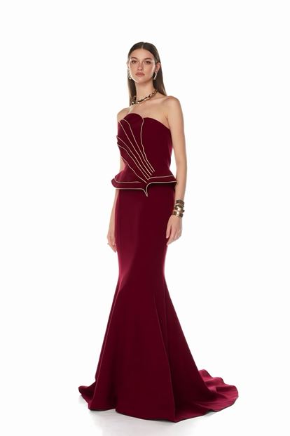 فستان سهرة بلون خمري بتصميم بيبلوم مع خطوط ذهبية