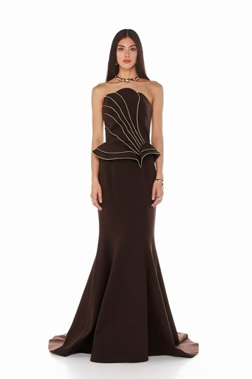 Vestido de noche marrón con volantes y rayas doradas