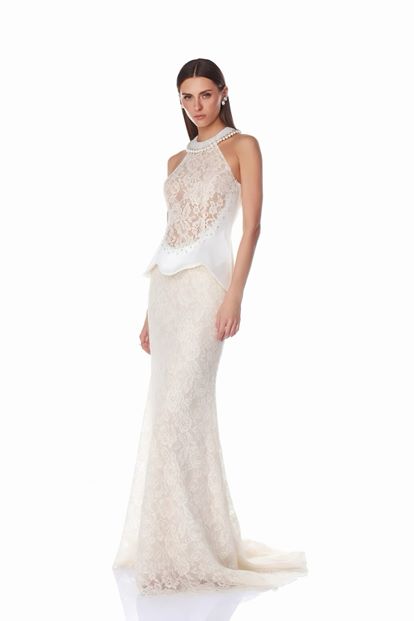 فستان سهرة من الدانتيل بياقة هالتر بلون العظم