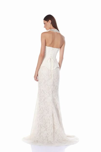 فستان سهرة من الدانتيل بياقة هالتر بلون العظم