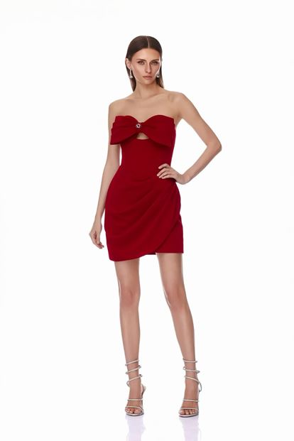 فستان سهرة بتصميم فيونكة حمراء على الصدر