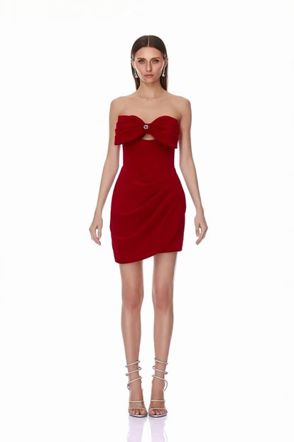 فستان سهرة بتصميم فيونكة حمراء على الصدر