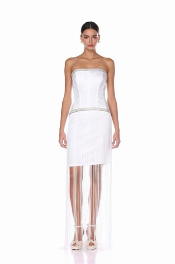 فستان سهرة طويل بدون حمالات مزين بشرابات بلون العظم