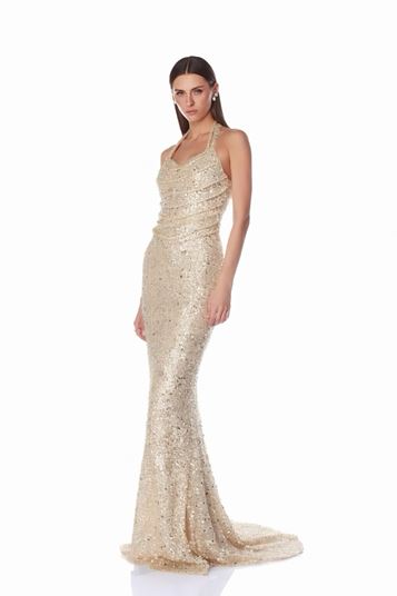 Vestido largo de noche brillante color beige con cuello halter