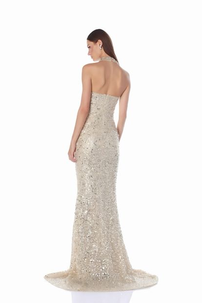 Vestido largo de noche brillante color beige con cuello halter