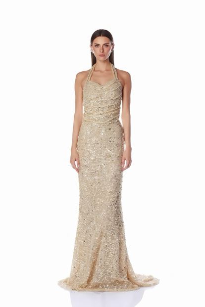 Vestido largo de noche brillante color beige con cuello halter