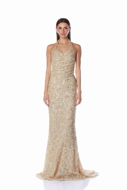 Vestido largo de noche brillante color beige con cuello halter