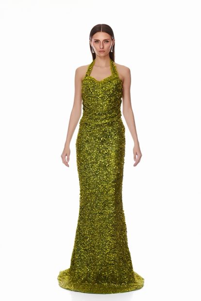 Vestido largo de noche brillante color caqui con cuello halter