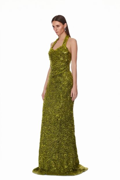 Vestido largo de noche brillante color caqui con cuello halter