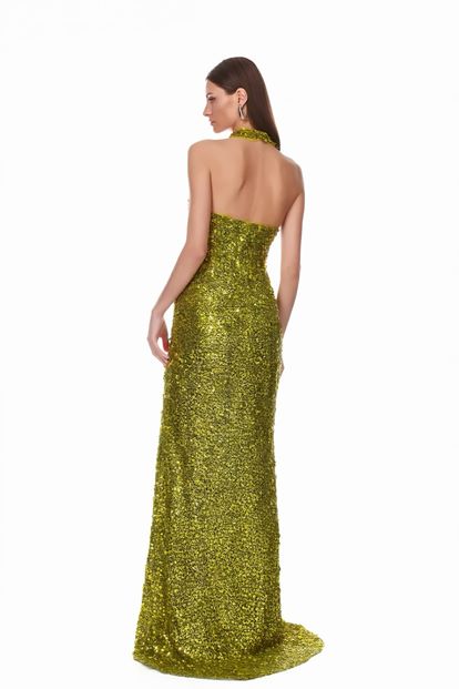Vestido largo de noche brillante color caqui con cuello halter