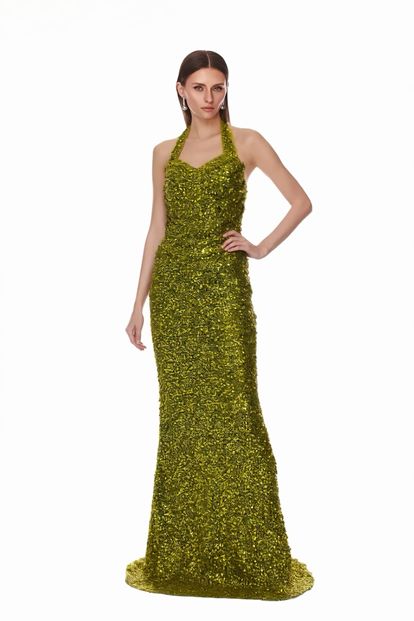 Vestido largo de noche brillante color caqui con cuello halter