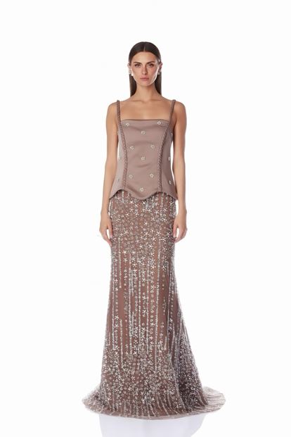 فستان سهرة محبوك بأشرطة بلون الكابتشينو