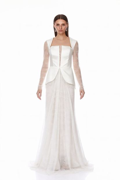 فستان سهرة من الساتان العظمي مع صدرية وتنورة من الدانتيل