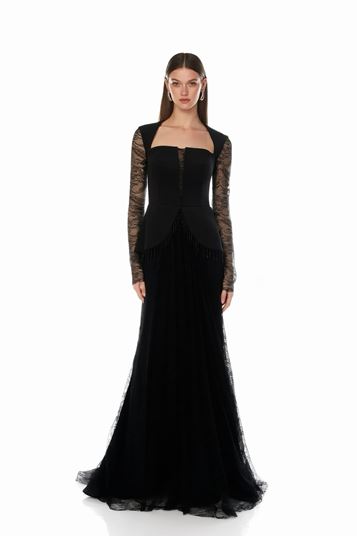 Vestido de noche con corpiño de satén negro y falda de encaje 