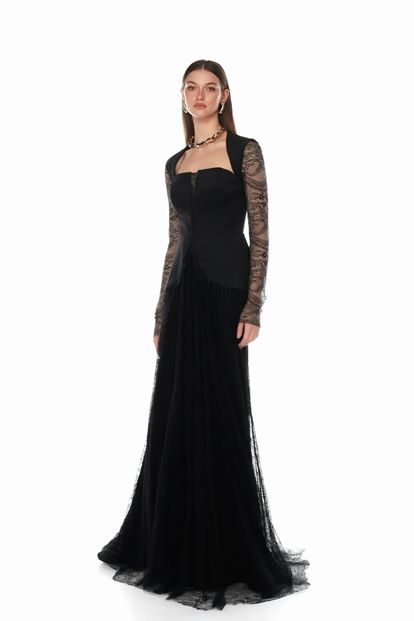 فستان سهرة أسود من الساتان بتصميم صدرية وتنورة من الدانتيل